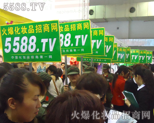 擁擠的人群中，5588.TV的宣傳隊伍耀眼