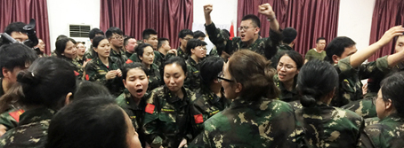 人生路，堅持方能成功，困難途中，攜手便是天堂！